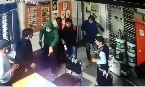 हथियारों के बल पर लूट, सीसीटीवी में बदमाश कैद देखिये कैसे लूटते रहे बदमाश