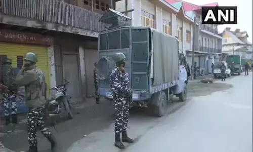 जम्मू-कश्मीर में CRPF और पुलिस टीम पर आतंकी हमला, जवान और नागरिक घायल जम्मू-कश्मीर में CRPF और पुलिस टीम पर आतंकी हमला, जवान और नागरिक घायल