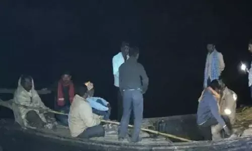 वाराणसी में गंगा नदी में पलटी नाव, एनडीआरएफ और जल पुलिस राहत और बचाव कार्य में जुटी वाराणसी में गंगा नदी में पलटी नाव, एनडीआरएफ और जल पुलिस राहत और बचाव कार्य में जुटी