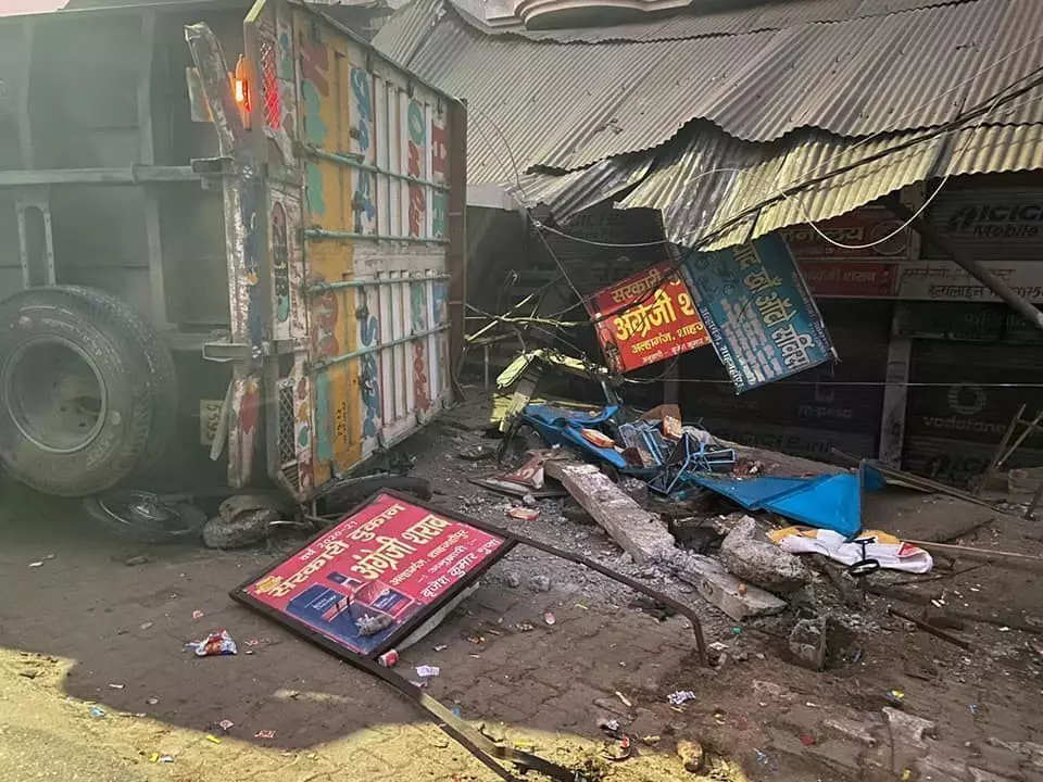 अनियंत्रित कंटेनर हाइवे पर पलटा, दुकानदारों को लाखों का नुकसान