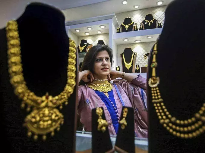 Gold & Silver Price Today: आज फिर सस्ते हुए सोना-चांदी, जानिए अब क्या हो गई कीमत! Gold & Silver Price Today: आज फिर सस्ते हुए सोना-चांदी, जानिए अब क्या हो गई कीमत!