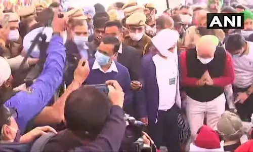 Farmers Protest : सिंधु बॉर्डर पहुंचे केजरीवाल, प्रदर्शन कर रहे किसानों से मुलाकात,  बोले- हम किसानों के साथ खड़े हैं Farmers Protest : सिंधु बॉर्डर पहुंचे केजरीवाल, प्रदर्शन कर रहे किसानों से मुलाकात,  बोले- हम किसानों के साथ खड़े हैं
