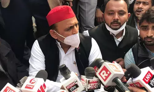 प्रशासन ने जब्त की गाड़ियां, लखनऊ से कन्नौज पैदल ही निकले, पुलिस ने रोका तो धरने पर बैठे अखिलेश यादव प्रशासन ने जब्त की गाड़ियां, लखनऊ से कन्नौज पैदल ही निकले, पुलिस ने रोका तो धरने पर बैठे अखिलेश यादव