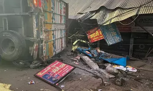 अनियंत्रित कंटेनर हाइवे पर पलटा, दुकानदारों को लाखों का नुकसान अनियंत्रित कंटेनर हाइवे पर पलटा, दुकानदारों को लाखों का नुकसान