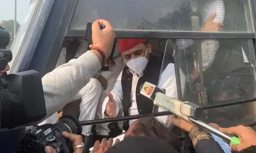 धरने पर बैठे अखिलेश यादव को पुलिस ने हिरासत में लिया, गाड़ियां भी जब्त, जबरदस्त हंगामा धरने पर बैठे अखिलेश यादव को पुलिस ने हिरासत में लिया, गाड़ियां भी जब्त, जबरदस्त हंगामा