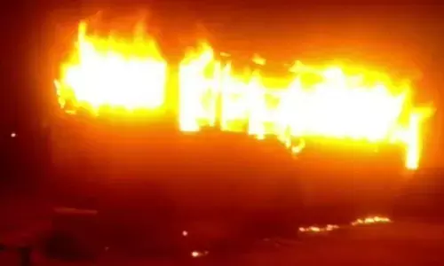 ISBT पर पीलीभीत डिपो की बस में लगी भीषण आग, यात्रियों में मची अफरातफरी ISBT पर पीलीभीत डिपो की बस में लगी भीषण आग, यात्रियों में मची अफरातफरी