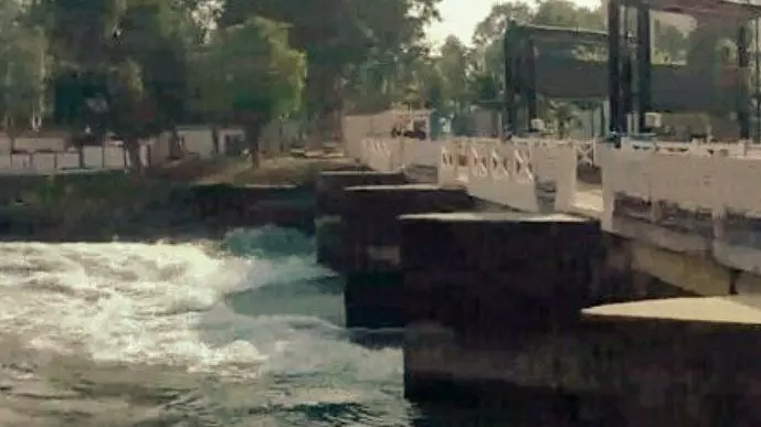 हरिद्वार- एक युवक व दो युवतियों ने गंगनहर में लगाई छंलाग हरिद्वार- एक युवक व दो युवतियों ने गंगनहर में लगाई छंलाग