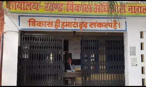 खुद सरकार के ही कर्मचारी उड़ा रहे हैं सरकार के नियमों की धज्जियां खुद सरकार के ही कर्मचारी उड़ा रहे हैं सरकार के नियमों की धज्जियां