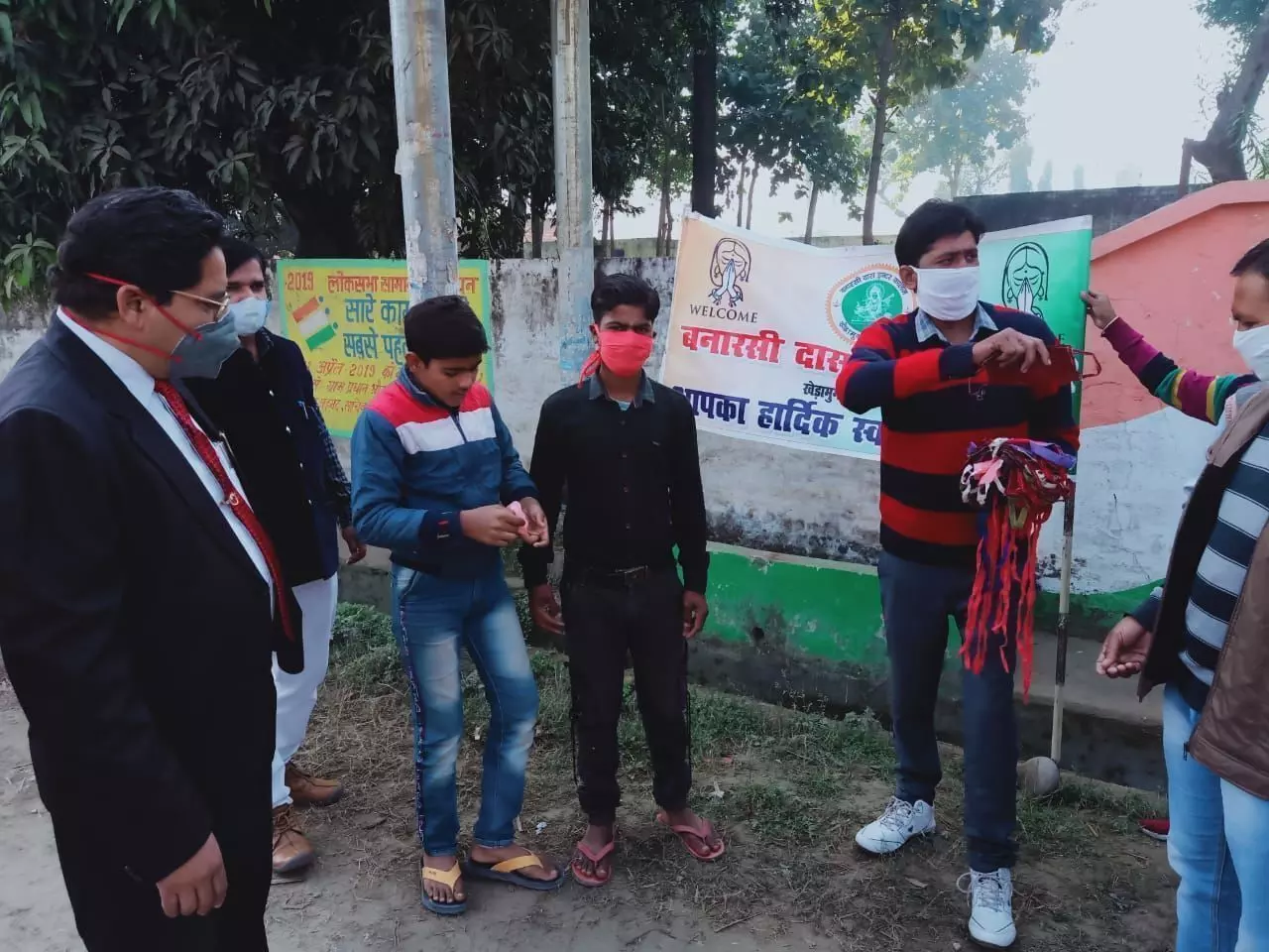 बनारसी दास इंटर कॉलेज के प्रधानाचार्य ने किए मास्क वितरण बनारसी दास इंटर कॉलेज के प्रधानाचार्य ने किए मास्क वितरण