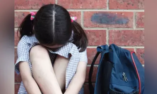 UP : ट्यूशन पढ़ाने वाली टीचर ने गर्म तेल से बच्ची का हाथ जलाया, मुकदमा दर्ज UP : ट्यूशन पढ़ाने वाली टीचर ने गर्म तेल से बच्ची का हाथ जलाया, मुकदमा दर्ज