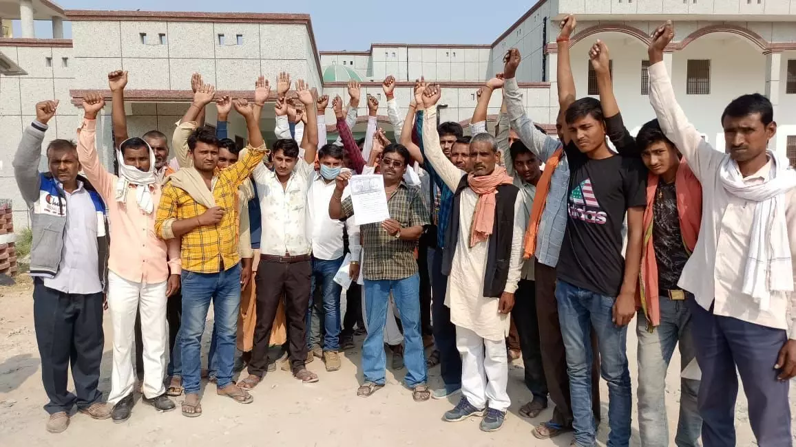 ग्रामीणों ने उपजिलाधिकारी से दबंगों द्वारा रोकी गई सडक को बनवाने कि की मांग ग्रामीणों ने उपजिलाधिकारी से दबंगों द्वारा रोकी गई सडक को बनवाने कि की मांग