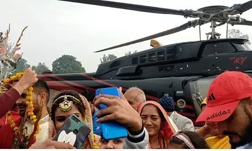 कबड्डी स्टार की शादी हेलीकाप्टर से गांव में आई दुल्हन कबड्डी स्टार की शादी हेलीकाप्टर से गांव में आई दुल्हन
