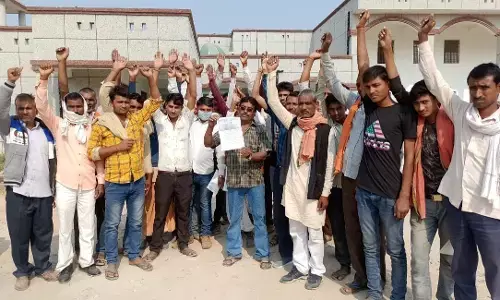 ग्रामीणों ने उपजिलाधिकारी से दबंगों द्वारा रोकी गई सडक को बनवाने कि की मांग ग्रामीणों ने उपजिलाधिकारी से दबंगों द्वारा रोकी गई सडक को बनवाने कि की मांग