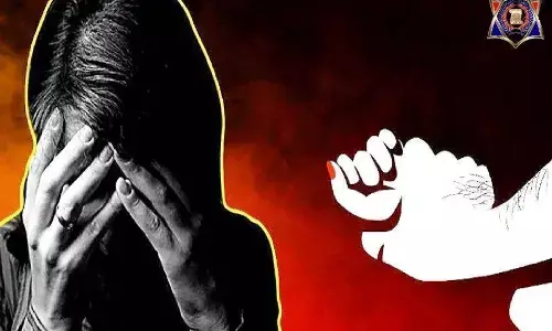 दरोगा जी को महिला सिपाही के साथ आपत्तिजनक स्थिति में पत्नी ने पकड़ा और फिर ... दरोगा जी को महिला सिपाही के साथ आपत्तिजनक स्थिति में पत्नी ने पकड़ा और फिर ...