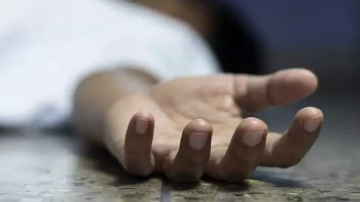 ऑक्सीजन की कमी से मासूम बेटी ने गोद में दम तोड़ा, भर्ती कराने के लिए भकटता रहा बेबस पिता ऑक्सीजन की कमी से मासूम बेटी ने गोद में दम तोड़ा, भर्ती कराने के लिए भकटता रहा बेबस पिता