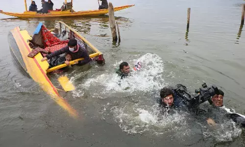 बर्फीली डल झील में BJP नेता कर रहे थे चुनाव प्रचार, पलट गई शिकारा, बाल-बाल बचे नेता और पत्रकार बर्फीली डल झील में BJP नेता कर रहे थे चुनाव प्रचार, पलट गई शिकारा, बाल-बाल बचे नेता और पत्रकार