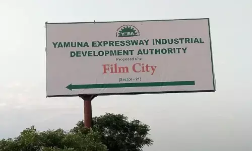 Greater Noida News : फिल्मी इंडस्ट्री में फॉर्च्यूनर और इनोवा लगाने के नाम पर ग्रेटर नोएडा के लोगों से करोड़ों की ठगी Greater Noida News : फिल्मी इंडस्ट्री में फॉर्च्यूनर और इनोवा लगाने के नाम पर ग्रेटर नोएडा के लोगों से करोड़ों की ठगी