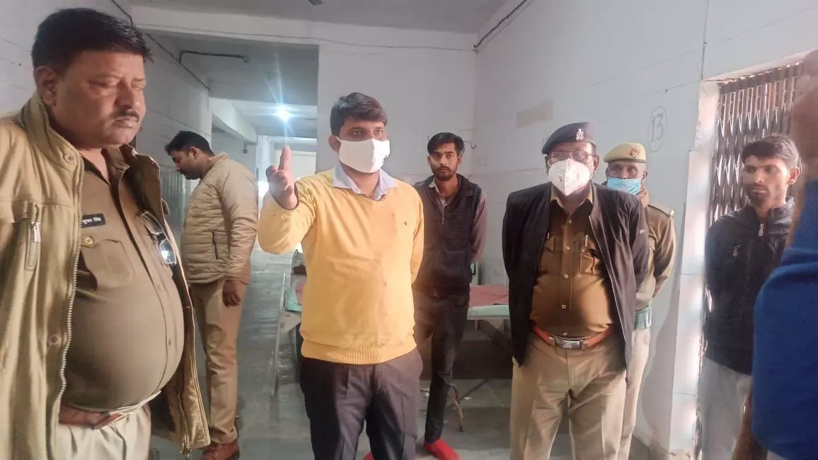 सरधुआ पुल के पास बाइक से गिरकर युवक की मौत, पिता ने हत्या का लगाया आरोप सरधुआ पुल के पास बाइक से गिरकर युवक की मौत, पिता ने हत्या का लगाया आरोप