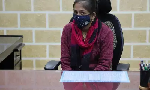 शिकायत लेकर आई जाह्नवी जब कलेक्टर ने उसे अपनी कुर्सी ही सौंप दी शिकायत लेकर आई जाह्नवी जब कलेक्टर ने उसे अपनी कुर्सी ही सौंप दी