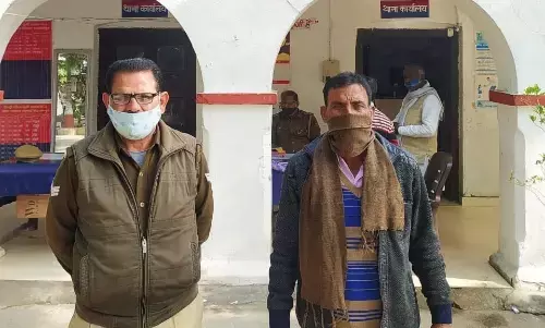 देशी शराब के बीस पव्वो के साथ किया गिरफ्तार