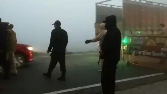 पुलिस ने चलाया कोहरे में चेकिंग अभियान