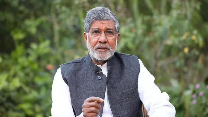 नोबेल शांति विजेता कैलाश सत्यार्थी ने एंटी ट्रैफिकिंग बिल को संसद के मानसून सत्र में पारित करने की राजनीतिक दलों और सांसदों से की मांग नोबेल शांति विजेता कैलाश सत्यार्थी ने एंटी ट्रैफिकिंग बिल को संसद के मानसून सत्र में पारित करने की राजनीतिक दलों और सांसदों से की मांग