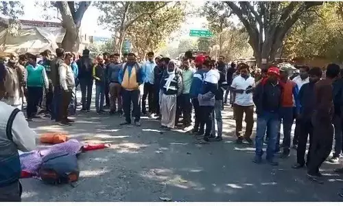 सड़क हादसे में दो बच्चियों की दर्दनाक मौत सड़क हादसे में दो बच्चियों की दर्दनाक मौत