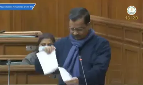 केजरीवाल ने विधानसभा में कृषि कानून की कॉपी फाड़ी, कहा- अंग्रेजों की तरह काम न करे सरकार