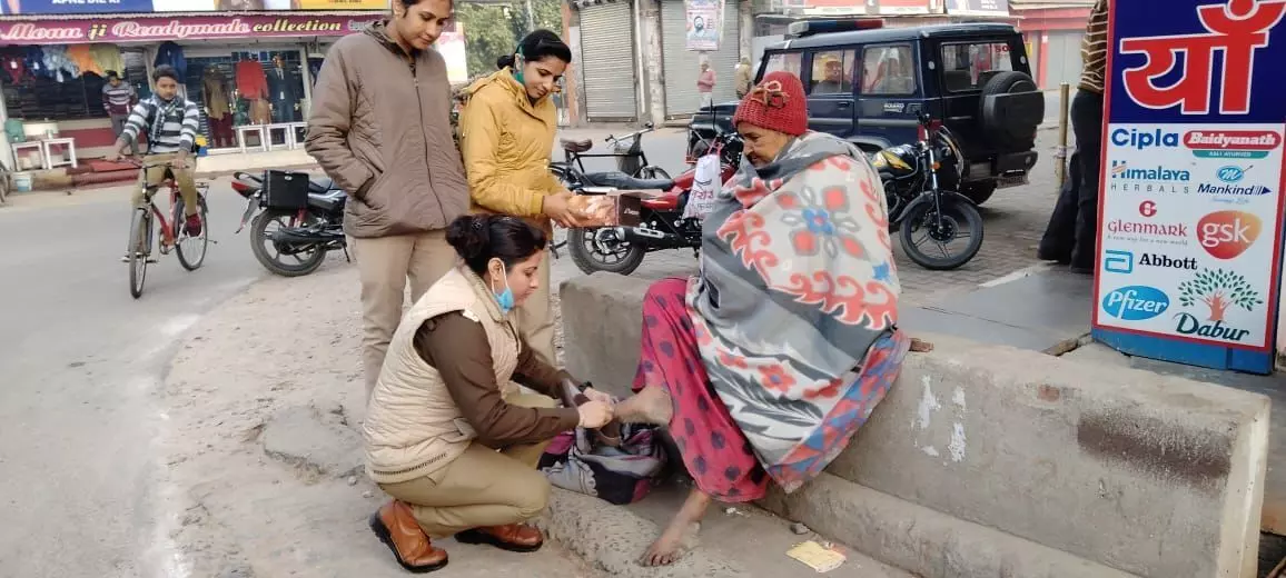कड़ाके की ठंड में नंगे पैर घूम रही थी बुज़ुर्ग महिला, पसीजा SHO का दिल, अपने पैसों से खरीदकर पहनाए जूते कड़ाके की ठंड में नंगे पैर घूम रही थी बुज़ुर्ग महिला, पसीजा SHO का दिल, अपने पैसों से खरीदकर पहनाए जूते