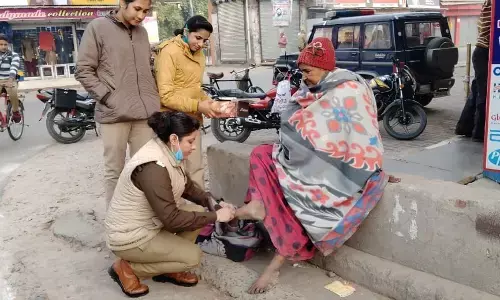 कड़ाके की ठंड में नंगे पैर घूम रही थी बुज़ुर्ग महिला, पसीजा SHO का दिल, अपने पैसों से खरीदकर पहनाए जूते