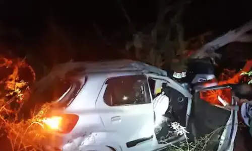 UP : झांसी में भीषण सड़क हादसे में 4 लोगों की मौत, मचा कोहराम UP : झांसी में भीषण सड़क हादसे में 4 लोगों की मौत, मचा कोहराम