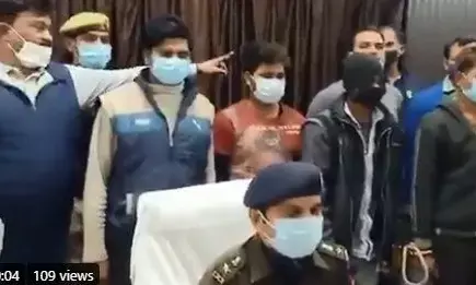 ग्यारह मोबाईल व आठ बम के साथ चार लुटेरे गिरफ्तार
