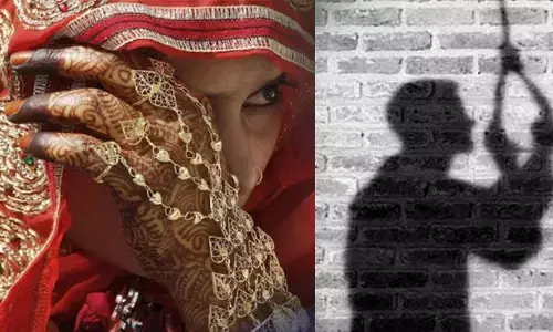 UP : рджрд╣реЗрдЬ рдХреА рдорд╛рдВрдЧ рдкреВрд░реА рди рд╣реЛрдиреЗ рдкрд░ рдирд╣реАрдВ рдЖрдИ рдмрд╛рд░рд╛рдд, рдЖрд╣рдд рдкрд┐рддрд╛ рдиреЗ рдлрд╛рдВрд╕реА рд▓рдЧрд╛рдХрд░ рджреЗ рджреА рдЬрд╛рди UP : рджрд╣реЗрдЬ рдХреА рдорд╛рдВрдЧ рдкреВрд░реА рди рд╣реЛрдиреЗ рдкрд░ рдирд╣реАрдВ рдЖрдИ рдмрд╛рд░рд╛рдд, рдЖрд╣рдд рдкрд┐рддрд╛ рдиреЗ рдлрд╛рдВрд╕реА рд▓рдЧрд╛рдХрд░ рджреЗ рджреА рдЬрд╛рди