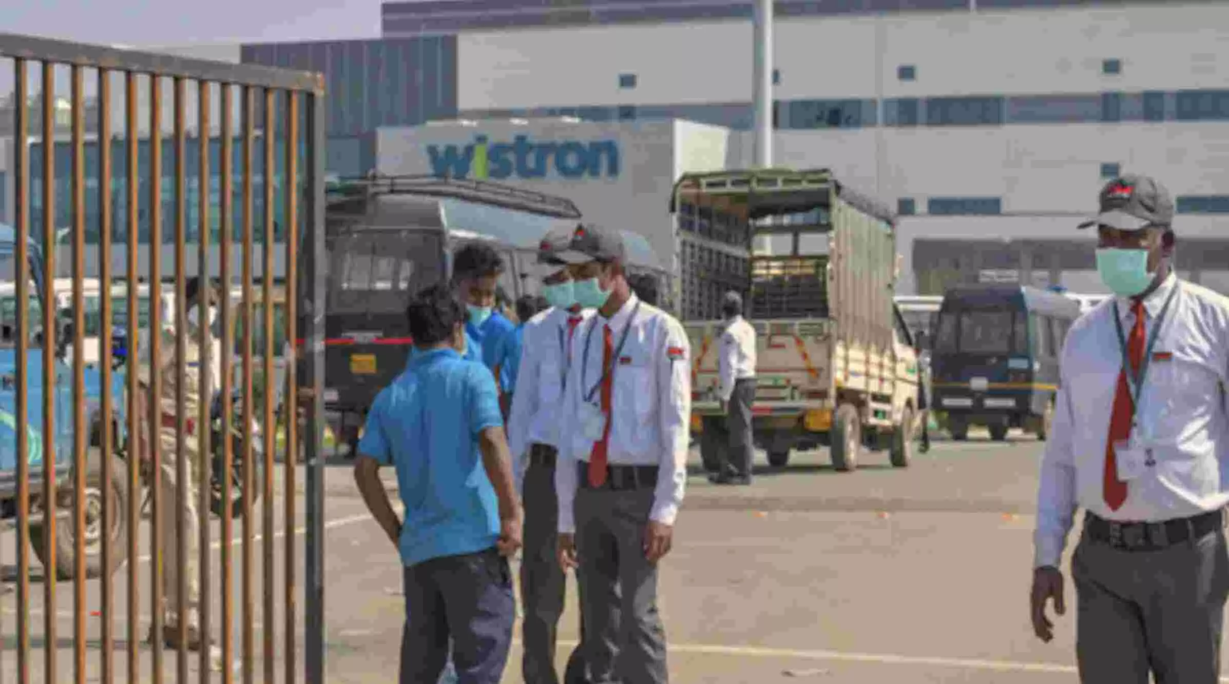 Wistron iPhone factory violence : हिंसा के बाद Apple सप्लायर विस्ट्रॉन प्रोबेशन पर, इंडिया हेड को निकाला