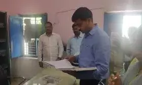 एक ही आवेदक के दो अलग अलग आय प्रमाण पत्र जारी करने पर लेखपाल निलम्बित एक ही आवेदक के दो अलग अलग आय प्रमाण पत्र जारी करने पर लेखपाल निलम्बित