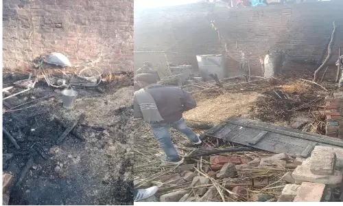 आग लगने से पाँच घरों की गृहस्थी जलकर हुई खाक, पांच परिवारों के सामने खड़ा हुआ रोजी रोटी का संकट आग लगने से पाँच घरों की गृहस्थी जलकर हुई खाक, पांच परिवारों के सामने खड़ा हुआ रोजी रोटी का संकट