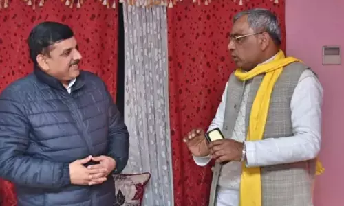 ओवैसी-शिवपाल के बाद संजय सिंह से मिले ओम प्रकाश राजभर, गठबंधन पर चर्चा ओवैसी-शिवपाल के बाद संजय सिंह से मिले ओम प्रकाश राजभर, गठबंधन पर चर्चा