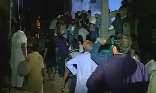 दिल्ली के विष्णुपुरी गार्डन में फैक्ट्री की छत गिरी, चार की मौत आधा दर्जन घायल दिल्ली के विष्णुपुरी गार्डन में फैक्ट्री की छत गिरी, चार की मौत आधा दर्जन घायल