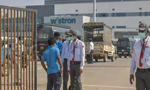 Wistron iPhone factory violence : हिंसा के बाद Apple सप्लायर विस्ट्रॉन प्रोबेशन पर, इंडिया हेड को निकाला Wistron iPhone factory violence : हिंसा के बाद Apple सप्लायर विस्ट्रॉन प्रोबेशन पर, इंडिया हेड को निकाला