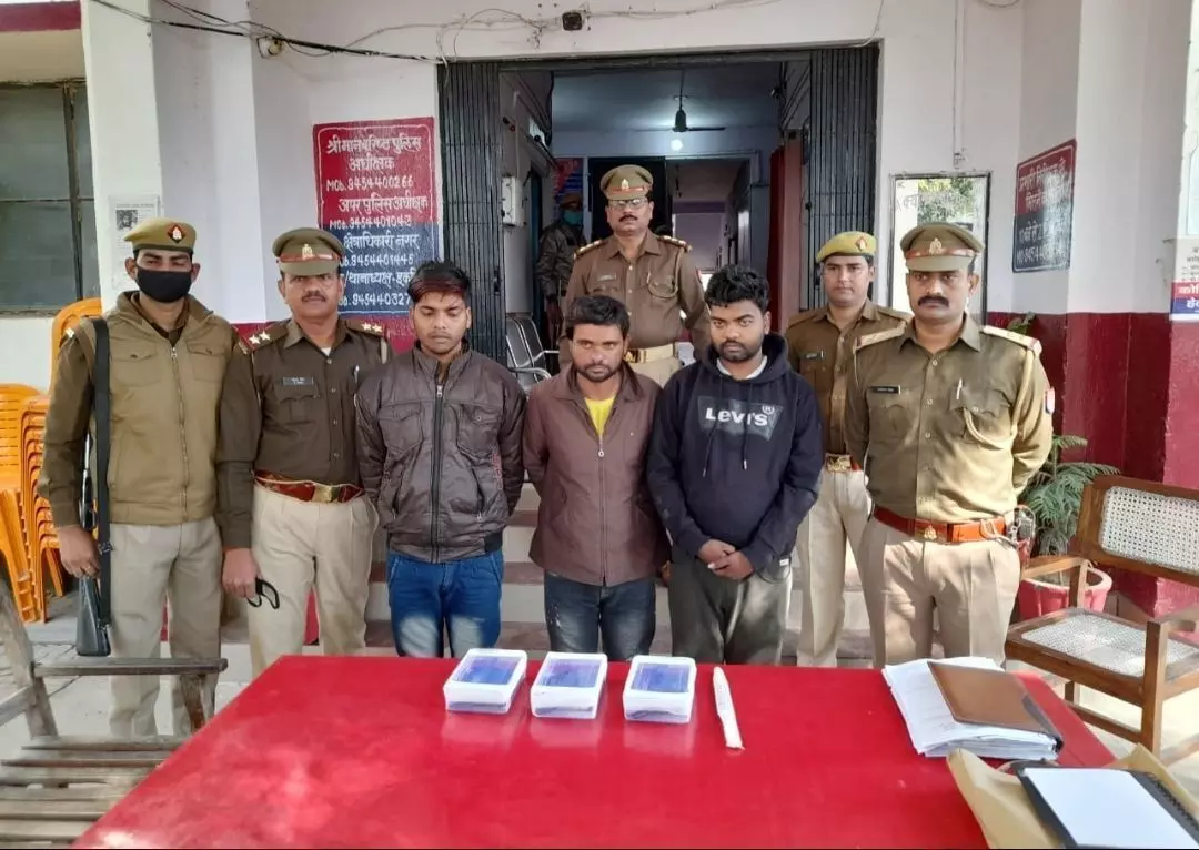 इटावा पुलिस ने अन्तर्जनपदीय मोबाइल चोर गिरोह के 3 सदस्यो को चोरी के 11 मोबाइल समेत किया गिरफ्तार