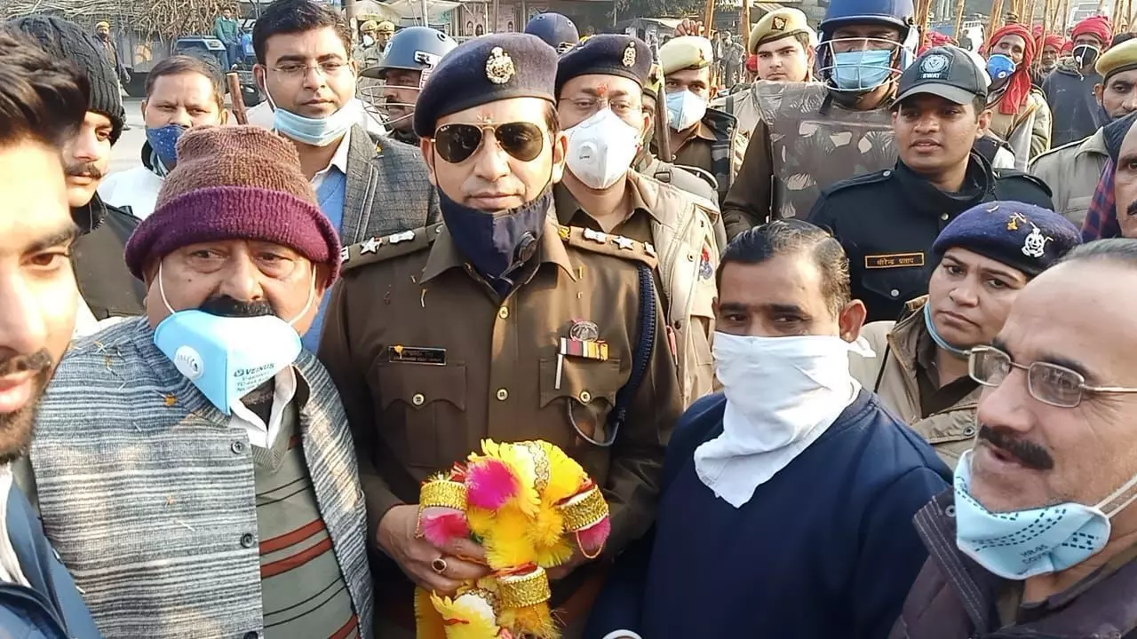 पैदल मार्च पर निकले एसपी के काफिले पर जनता ने किया पुष्प वर्षा पैदल मार्च पर निकले एसपी के काफिले पर जनता ने किया पुष्प वर्षा
