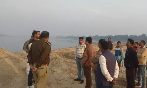 अवैध खनन की जांच करती संयुक्त टीम अवैध खनन की जांच करती संयुक्त टीम