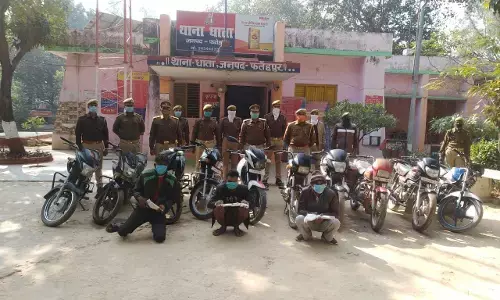 चोरी की दस बाइकों व अवैध असलहों के साथ हिस्ट्रीशीटर समेत तीन गिरफ्तार चोरी की दस बाइकों व अवैध असलहों के साथ हिस्ट्रीशीटर समेत तीन गिरफ्तार
