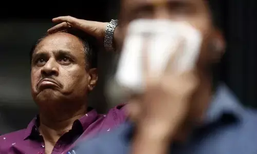 शेयर बाजार में आई सुनामी, सेंसेक्स 2000 अंक लुढ़का, निफ्टी भी 432 अंक नीचे शेयर बाजार में आई सुनामी, सेंसेक्स 2000 अंक लुढ़का, निफ्टी भी 432 अंक नीचे