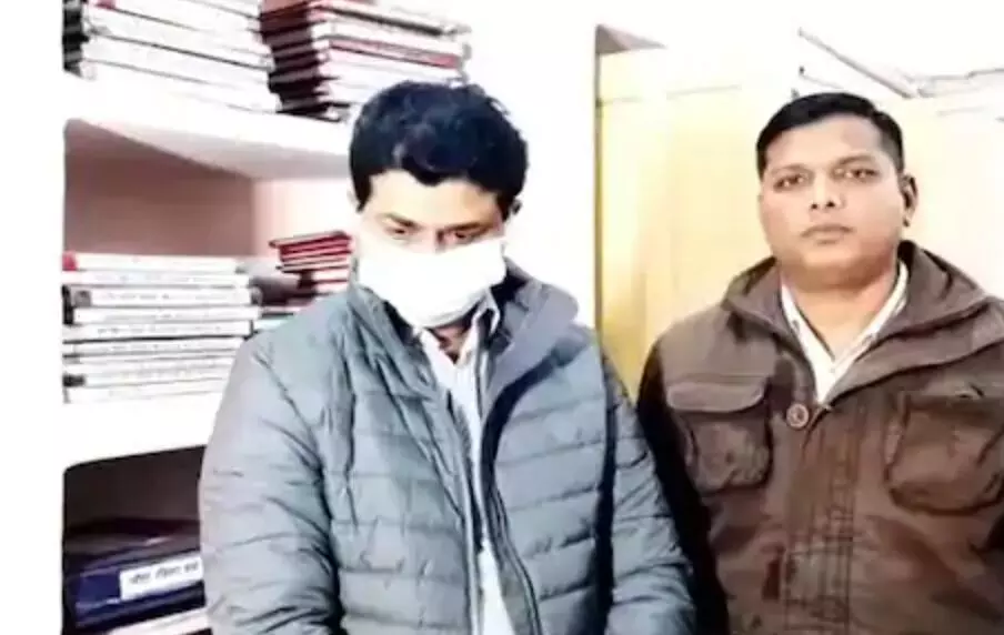 मेरठ: रिश्वत लेते हुए रंगे हाथ गिरफ्तार हुआ आबकारी इंस्पेक्टर, घूस के 65 हजार बरामद मेरठ: रिश्वत लेते हुए रंगे हाथ गिरफ्तार हुआ आबकारी इंस्पेक्टर, घूस के 65 हजार बरामद