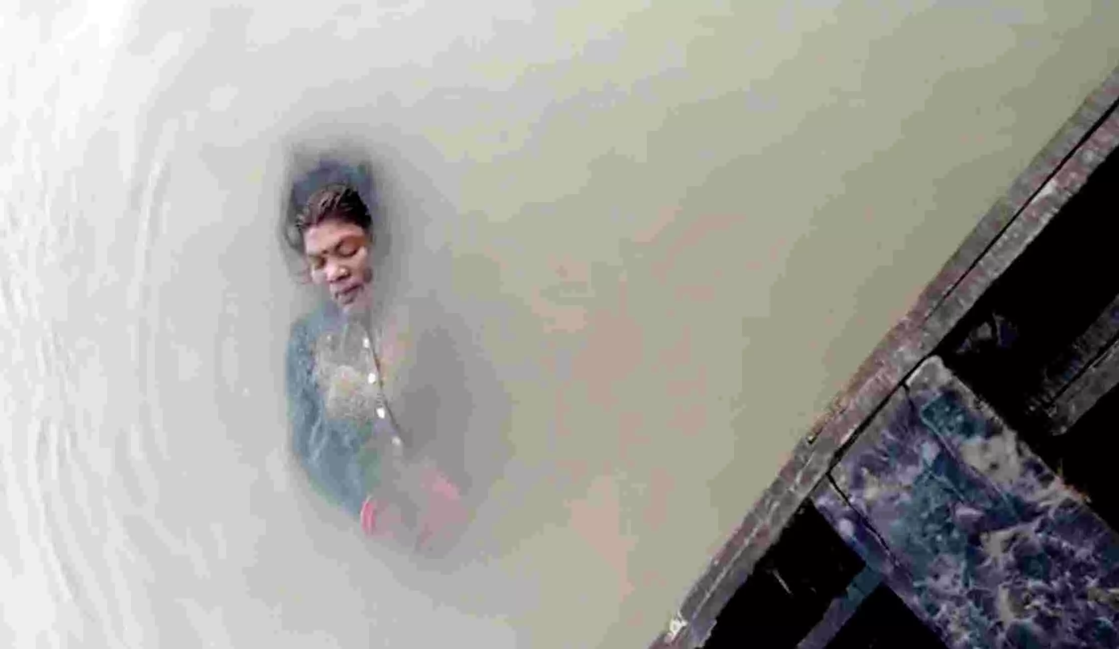 लोगों ने समझा लाश लेकिन जिंदा निकली महिला, 12 घंटे में 10 किमी तक नदी में बहती रही लोगों ने समझा लाश लेकिन जिंदा निकली महिला, 12 घंटे में 10 किमी तक नदी में बहती रही