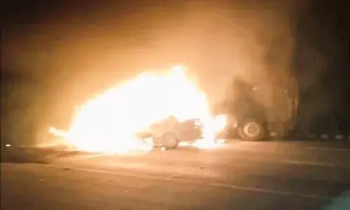 आगरा एक्सप्रेसवे पर ट्रक से टकराने के बाद कार में लगी आग, सभी पांच लोगों की जलकर मौत, CM योगी ने जताया दुख