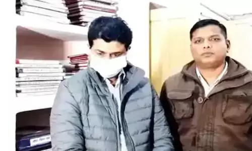 मेरठ: रिश्वत लेते हुए रंगे हाथ गिरफ्तार हुआ आबकारी इंस्पेक्टर, घूस के 65 हजार बरामद