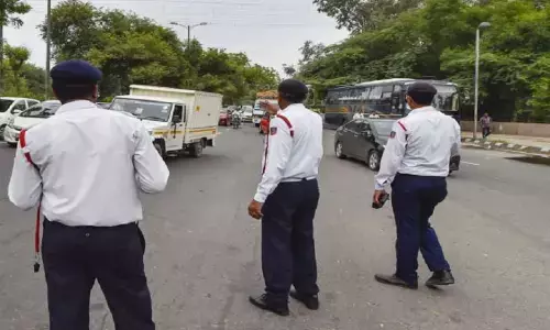 ट्रैफिक नियमों को तोड़ने वाले पुलिसकर्मी पर लगेगा दोगुना जुर्माना ट्रैफिक नियमों को तोड़ने वाले पुलिसकर्मी पर लगेगा दोगुना जुर्माना