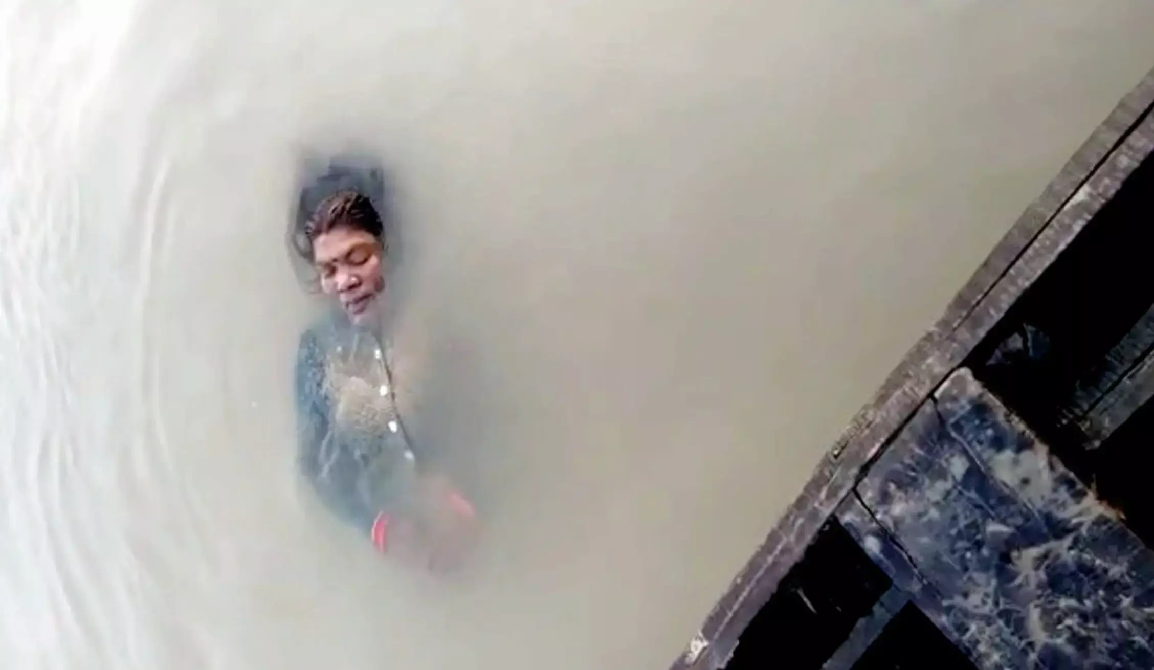 लोगों ने समझा लाश लेकिन जिंदा निकली महिला, 12 घंटे में 10 किमी तक नदी में बहती रही लोगों ने समझा लाश लेकिन जिंदा निकली महिला, 12 घंटे में 10 किमी तक नदी में बहती रही